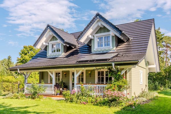 LeonWood_Blockhaus_Minttu_2509S_02_romantischer_Cottage-Style_RGB