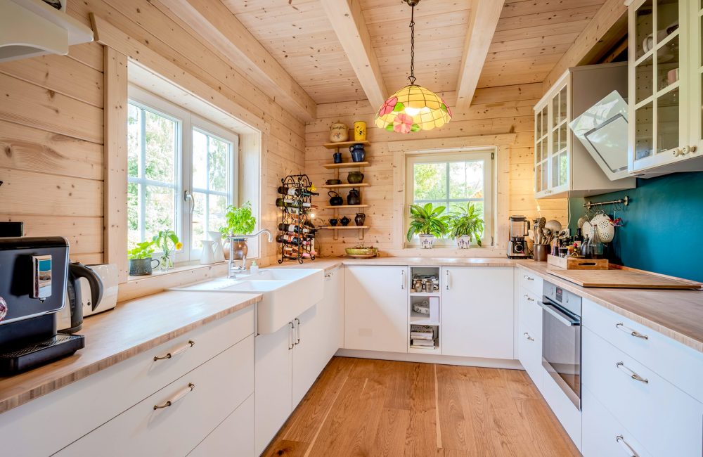 LeonWood_Blockhaus_Minttu_2509S_06_moderne_Landhaus-Küche_RGB