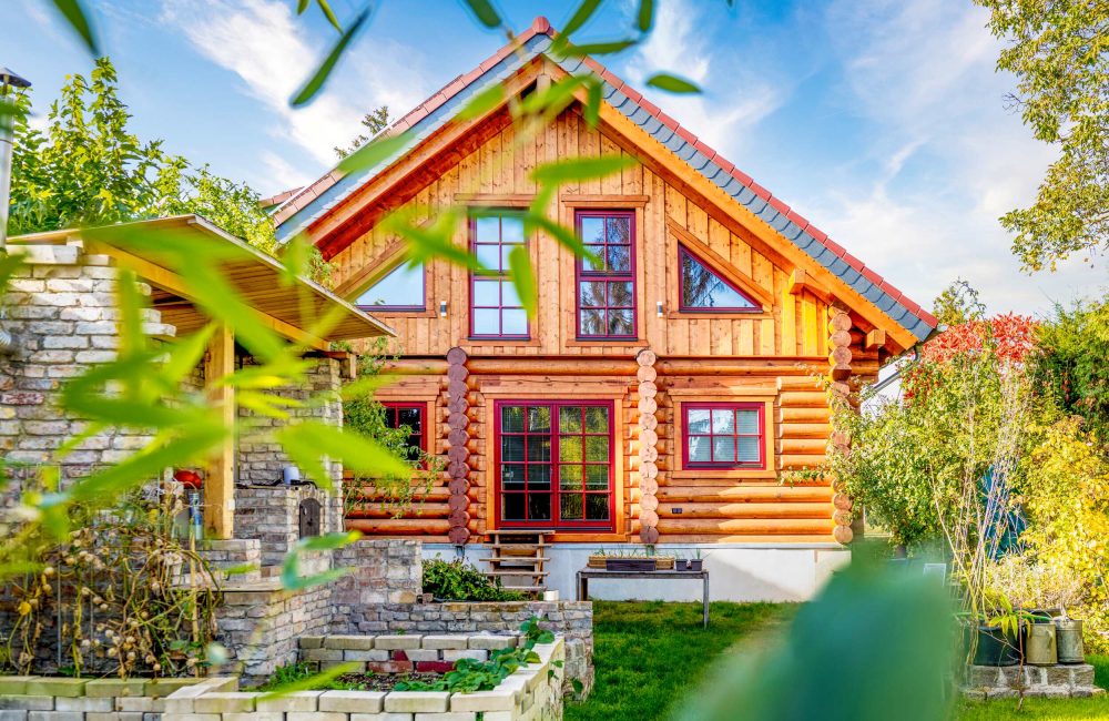 LéonWood_Blockhaus_Scout_2214RH_03_großzügig_verglast_Giebelseite_RGB