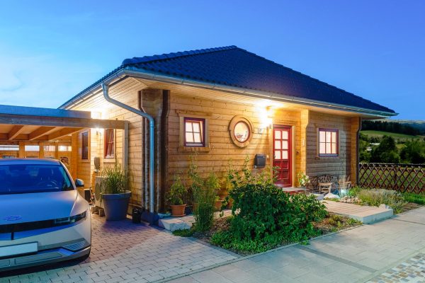 LeonWood_Blockhaus_Victoria_2211U_11_Blockhaus_in_Dämmerung_RGB