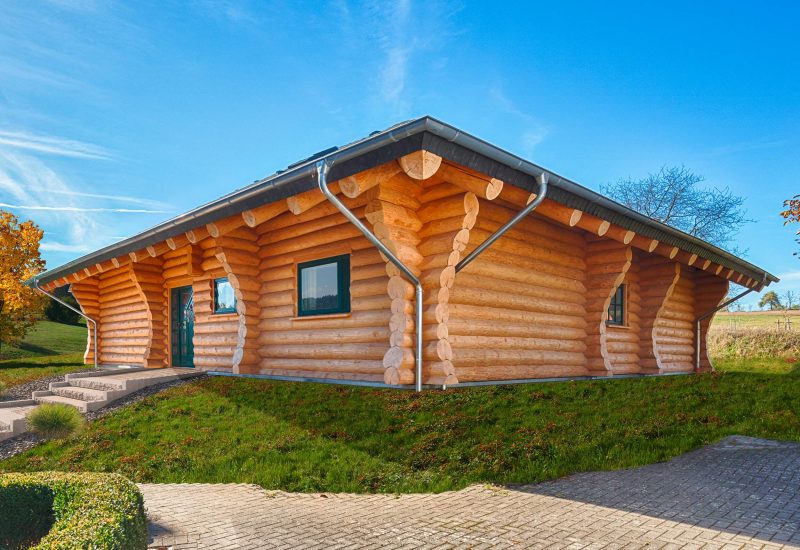 Leonwood_Blockhaus_1810K_03_Aussenansicht_02_rgb