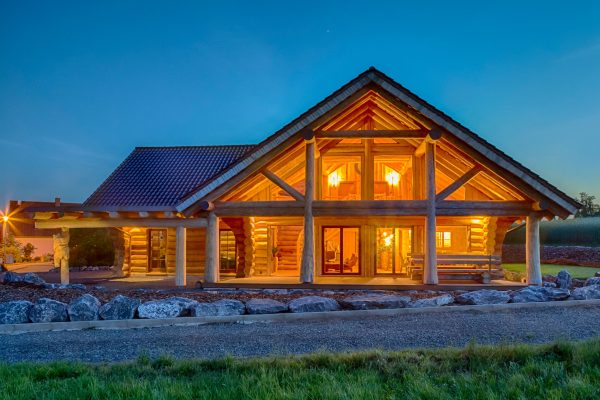 Naturstammhaus Yukon Palace_Koenigsklasse_01_athmosphaerisch-Glasgiebel