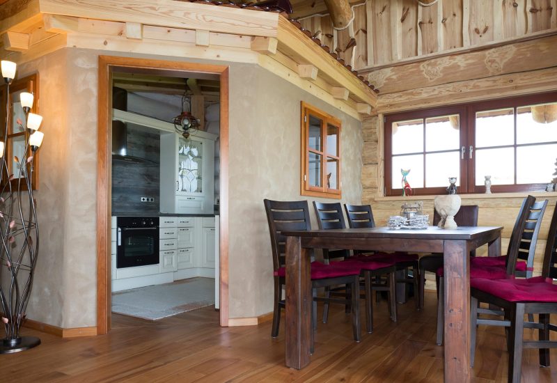 Naturstammhaus Yukon Palace_Koenigsklasse_06_Kueche im Haus