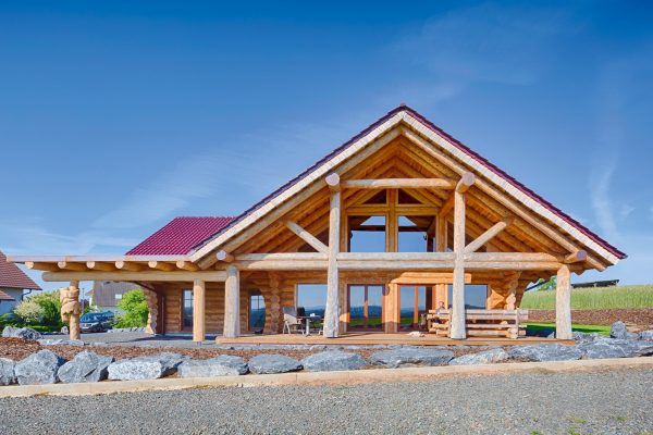 Naturstammhaus Yukon Palace_Koenigsklasse_11_Schmuckseite Giebel_Tag_rgb